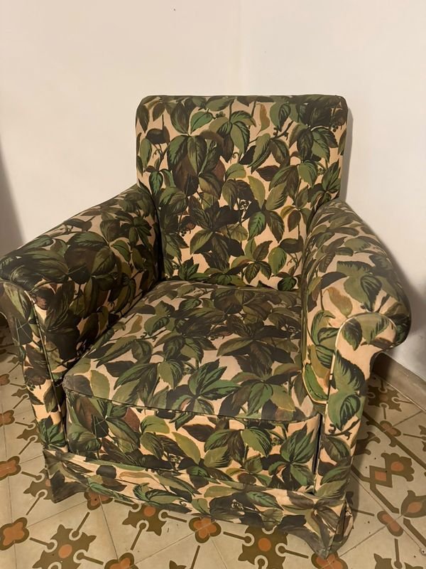 Sillón Antiguo Tapizado con Hojas Verdes