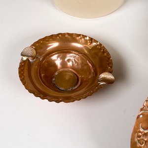 Lote de 6 piezas: Porrón de cerámica, despojador y ceniceros de cobre, y plato decorativo - imagen 5