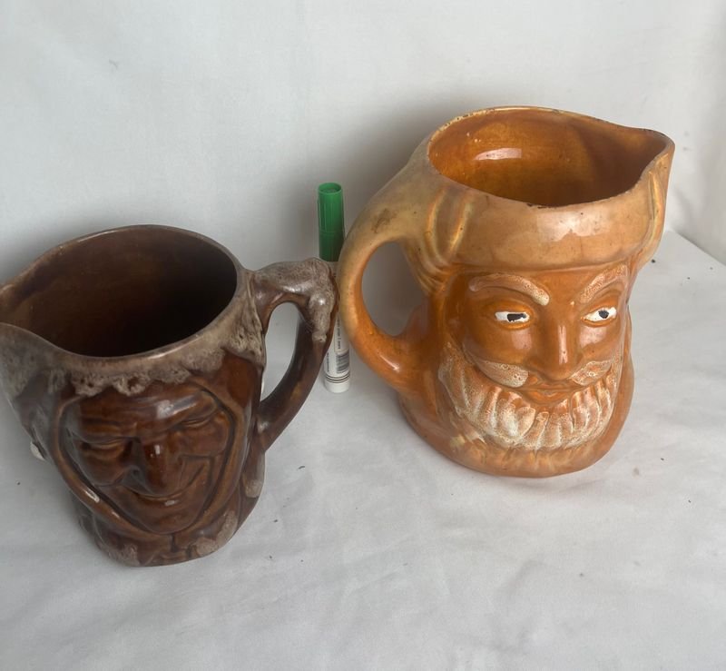 Lote siguiente: Jarras Cerámicas con Diseño Facial