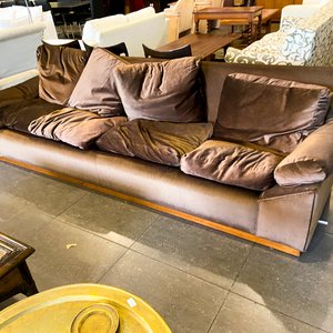 Lote siguiente: Sofá Marrón y Escritorio de Madera con Silla Giratoria