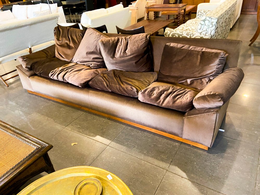 Sofá Marrón y Escritorio de Madera con Silla Giratoria
