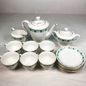 Juego de Porcelana Blanca con Guarda Floral Verde y Dorada: Tetera, Lechera, Azucarero, Tazas y Platitos (15 Piezas) - imagen 2