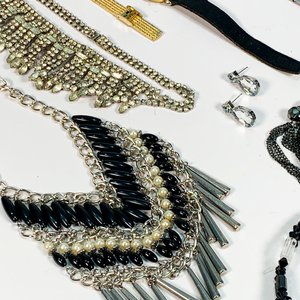 Lote de 10 Piezas de Bisutería y Relojes para Dama: Gargantillas, Collares y Pulseras - imagen 3