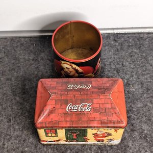Dos Latas Metálicas Coca-Cola Vintage con Diseño Navideño - imagen 3