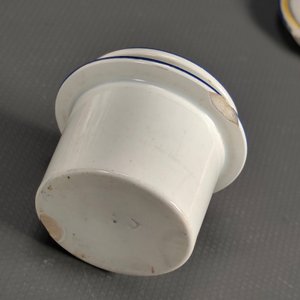 Tintero Antiguo de Cerámica Pintado a Mano con Tapas y Detalles de Rostros - imagen 7