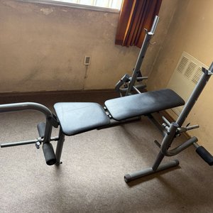 Banco de Pesas Multifuncional Gris con Respaldo y Asiento Acolchado - imagen 9