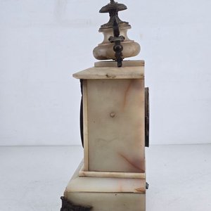 Reloj de sobremesa antiguo en bronce y alabastro con esfera esmaltada - imagen 9