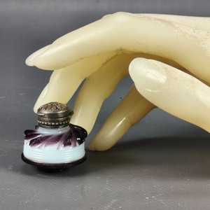 Antiguo Perfumero Francés de Viaje en Cristal Opalino con Detalles Violeta y Tapa de Plata Sellada - imagen 9