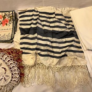 Lote de Textiles Vintage: Tapetes, Servilletas y Paños Decorativos - imagen 3