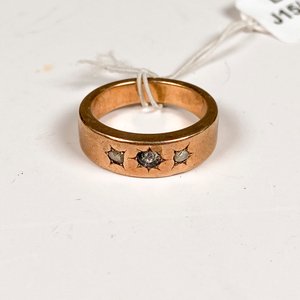 Anillo de Oro con Tres Piedras y Diseño Estrellado - imagen 3