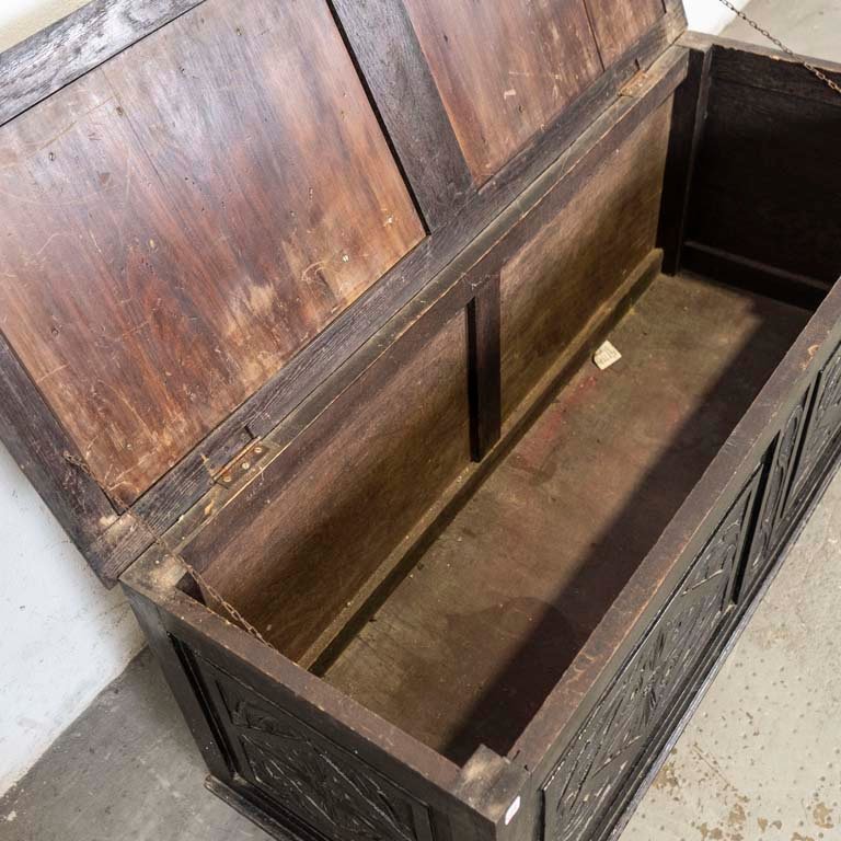 Arcón de roble tallado con detalles en la madera y lustre - imagen 3