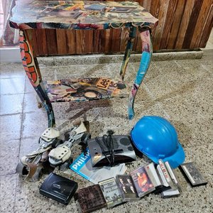 Lote siguiente: Lote Surtido: Mesa Auxiliar Decorada, Patines, Radio Philips, Walkman y Reloj de Bolsillo