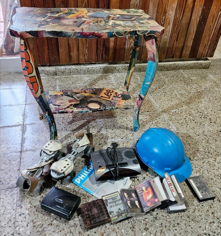 Lote Surtido: Mesa Auxiliar Decorada, Patines, Radio Philips, Walkman y Reloj de Bolsillo