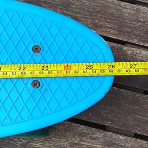 Skate tipo cruiser de plástico color celeste, con cuatro ruedas y ejes metálicos; usado. - imagen 7