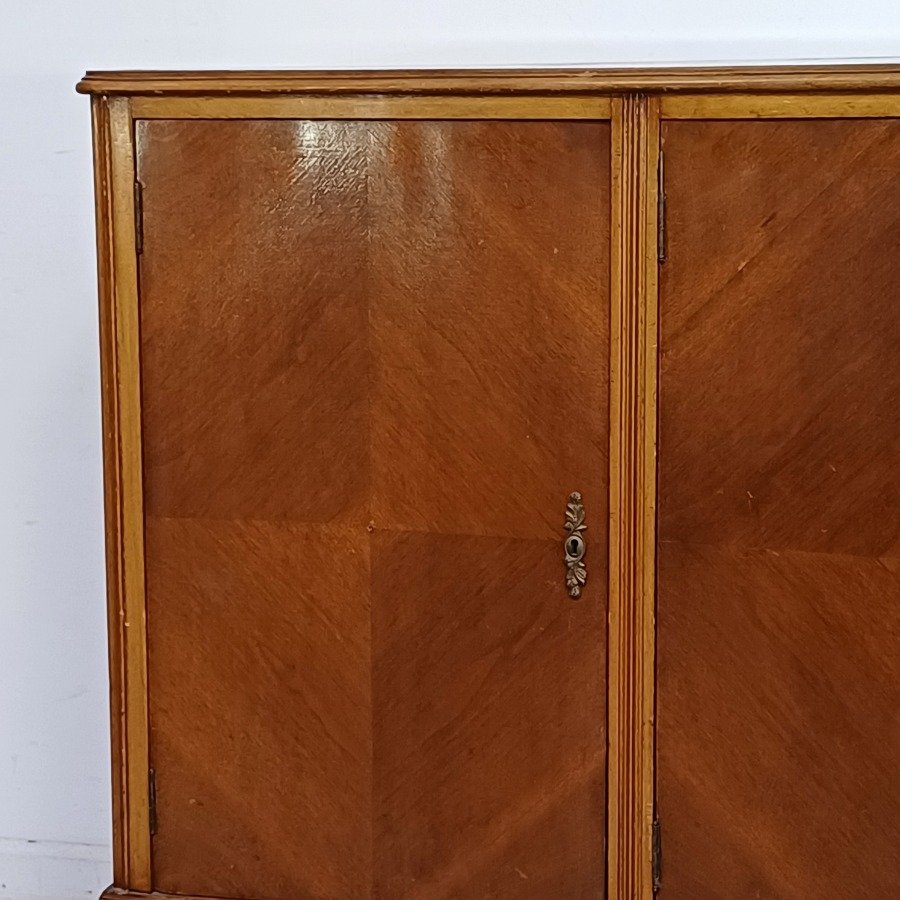 Muebles de estilo Luis XV, con detalles de madera tallada y patrones de parqué - imagen 4