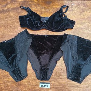 Conjunto Íntimo Femenino: Corpiños y Bombachas de Terciopelo y Encaje - imagen 2