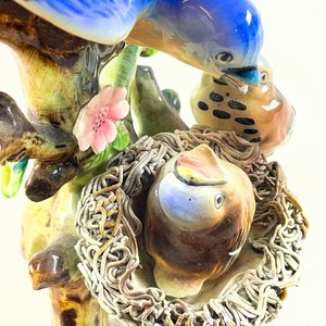 Figura de Porcelana: Aves en Nido con Flor, 17 cm - imagen 4