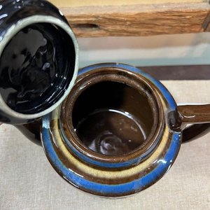 Tetera Antigua de Cerámica Marrón con Bandas Azules y Doradas - imagen 3