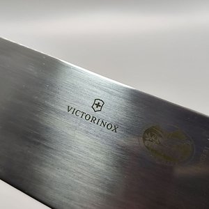Cuchillo Profesional Victorinox Hoja Ancha Negra Made in Switzerland - imagen 3