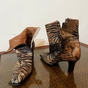 Lote siguiente: Botas de Cuero Vacuno Estampadas Talle 37 Blaque Argentina