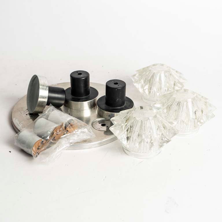 Lote siguiente: Plafón de metal con tulipas de vidrio para decoración