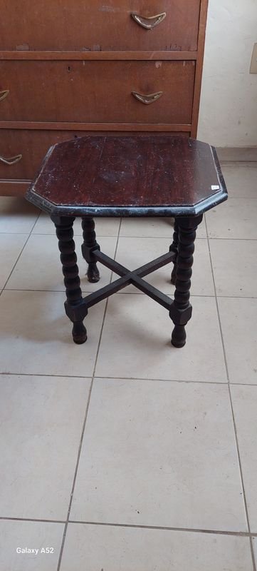 Lote siguiente: Banqueta estilo jacobina de madera