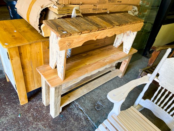 Banco Rústico de Madera Clara con Estante Inferior