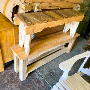 Lote anterior: Banco Rústico de Madera Clara con Estante Inferior