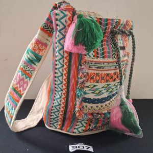 Lote anterior: Mochila Artesanal Multicolor con Flecos y Cuentas