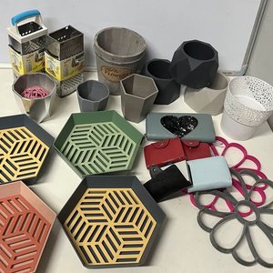 Lote Variado: 8 Macetas, 2 Ralladores, 4 Bandejas, 2 Perchas y 5 Carteras - imagen 1