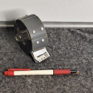 Boletera Antigua de Plástico Gris con Detalles Metálicos - imagen 4