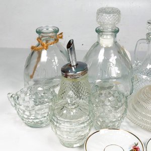 Lote de Cristalería: Botellones, Aceitero, Jarritas y Tazas con Platillos - imagen 3