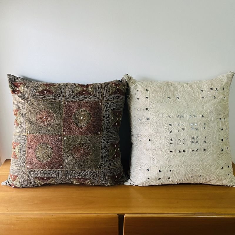 Lote siguiente: Almohadones turcos bordados y con lentejas espejadas