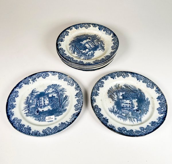 Lote siguiente: Ocho platos de loza inglesa decorados con árboles