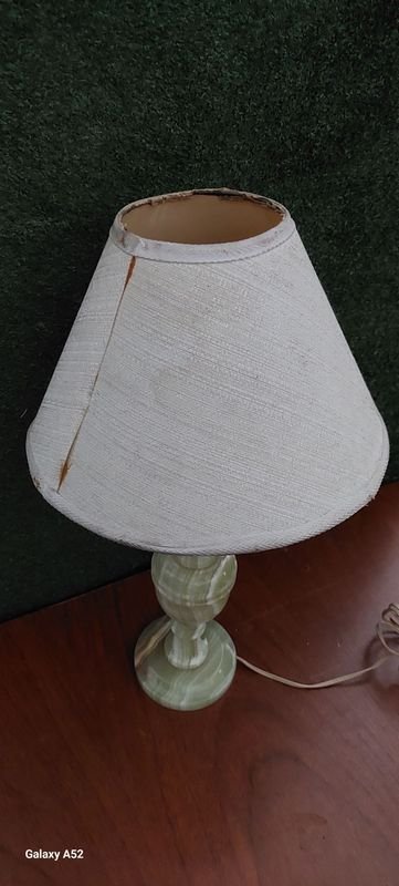 Lámpara de mesa con base de mármol y sombra blanca - imagen 3