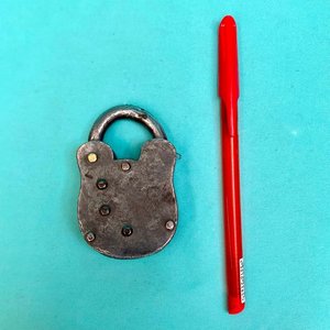 Antiguo candado ingles 8 cm de largo - imagen 5
