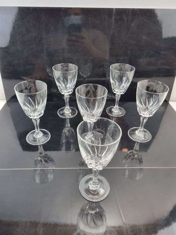 L 273 - Set De 6 Piezas - Conjunto de 6 copas de cristal con diseño tallado en el copón y base lisa, en muy buen estado de conservación (6 Unidades)