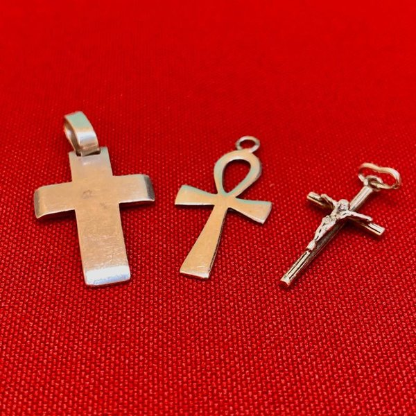 Tres crucifijos de Plata en excelente condición - imagen 2
