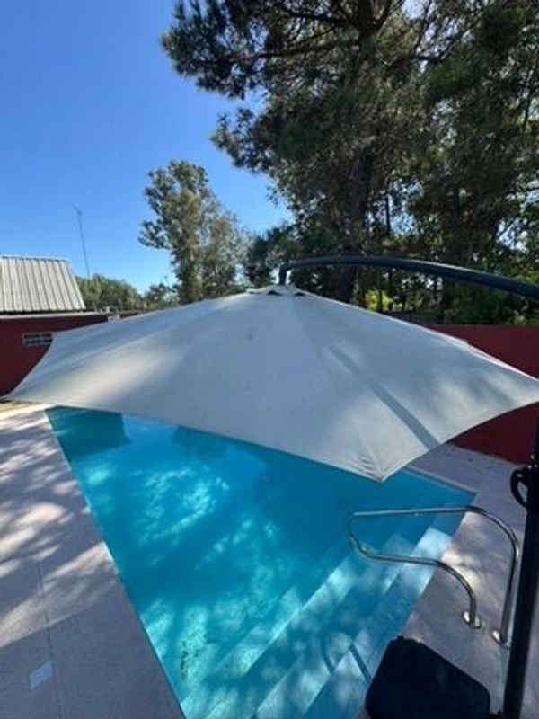Lote anterior: Gran sombrilla moderna para piscina