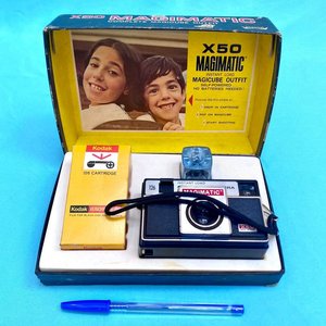 Lote siguiente: Antigua cámara de fotos americana con muy poco uso o sin uso en su caja original . X50 Magimatic. Complete Magicube outfit. Made in usa by Imperial Camera Corp. under eastman Kodak Corp.  10 cm x  cm.