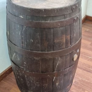 Barrica Antigua de Madera con Aros de Hierro Forjado - Uso Decorativo o Mesa Auxiliar - imagen 2