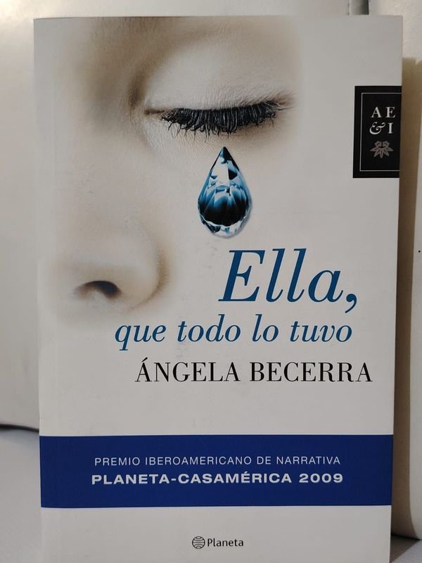 Libro de Angela Becerra con diseño de lágrima - imagen 1