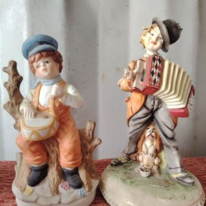 Dos Figuras de Porcelana: Niño Tamborilero y Acordeonista con Perro - imagen 5