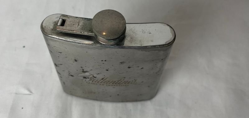 Petaca de plata con detalles en español - imagen 3