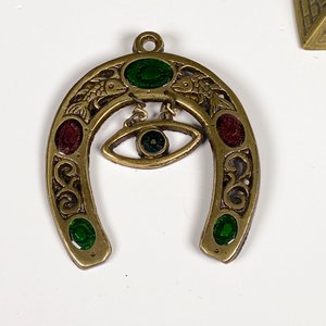 Conjunto de 8 Pirámides Decorativas y Herradura con Ojo Egipcio - imagen 3