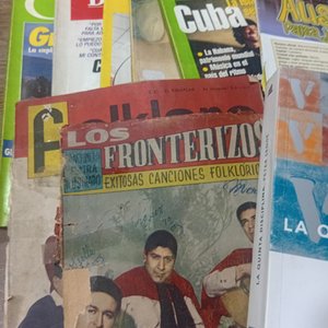 Lote de Libros Variados: Idiomas, Revistas y Más - imagen 2