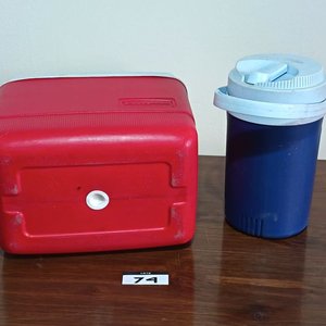 Dos Conservadoras Rubbermaid para Camping: Roja y Azul - imagen 3