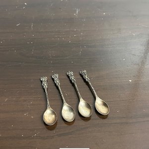 Lote siguiente: Juego de 4 Cucharitas de Metal Plateado con Detalles Florales