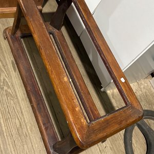 Lote siguiente: Mesa Ratona Estilo Clásico Madera Oscura
