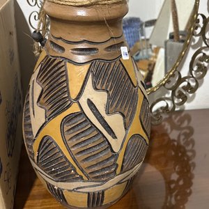 Lote anterior: Florero de Cerámica con Diseño Tribal y Detalles en Cuerda